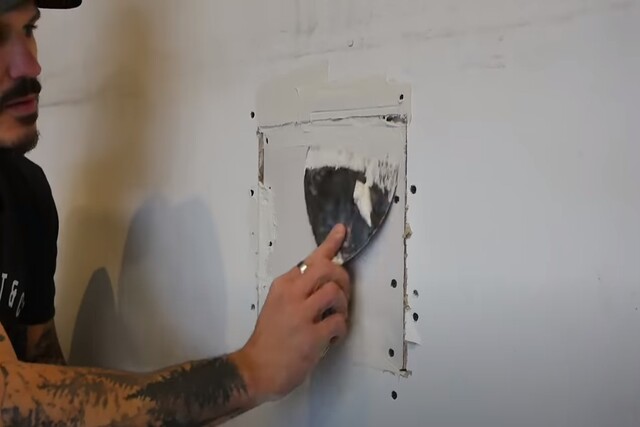 Salem Drywall Repair worker taping the corner of the wall